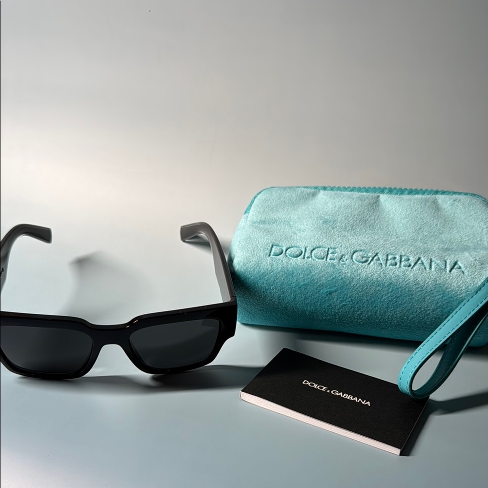 Dolce & Gabbana Black Sunglasses with Aqua Case & Box NIB

Made in Italy - Picture 4 of 10